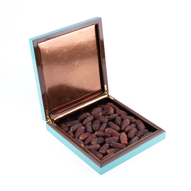 جلد أزرق طازج داخل صندوق شوكولاتة خشبي جميل