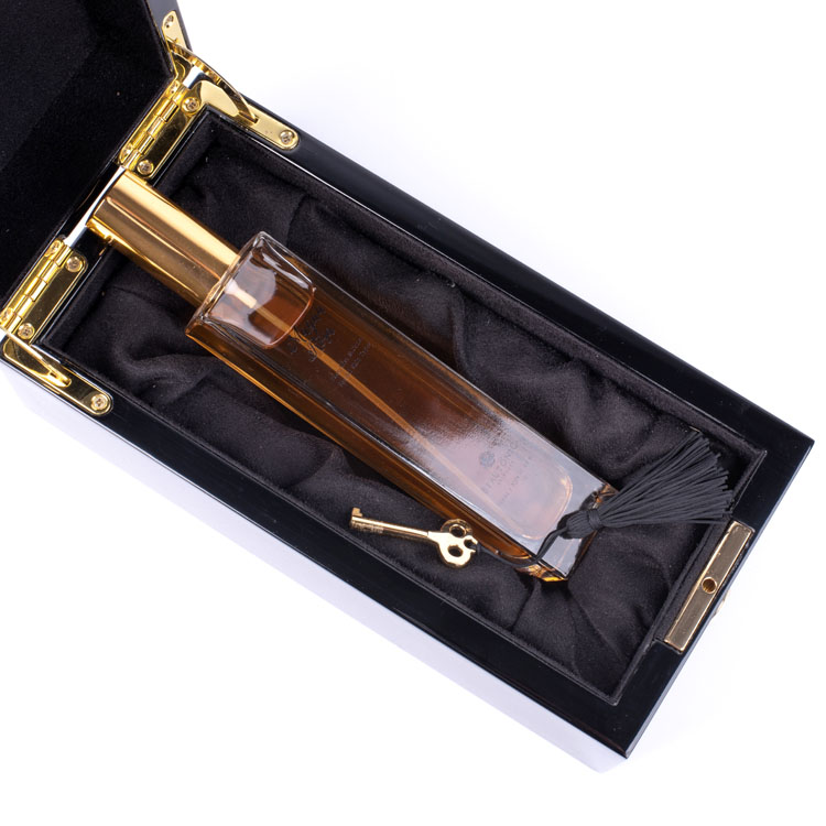 مفصلات ذهبية أنيقة وصندوق عطر خشبي بقفل