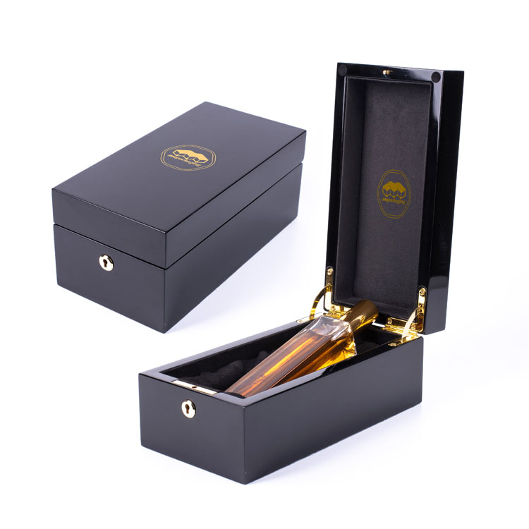 مفصلات ذهبية أنيقة وصندوق عطر خشبي بقفل