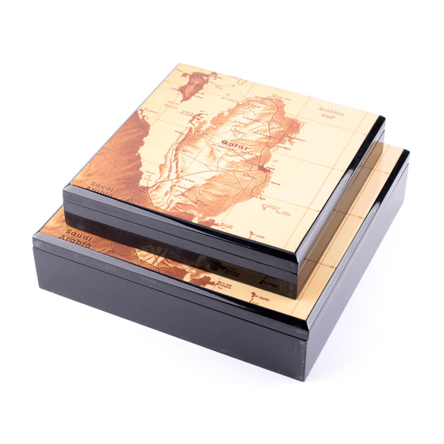 صندوق رمضان خشبي لامع بمفصلات من خريطة الخليج