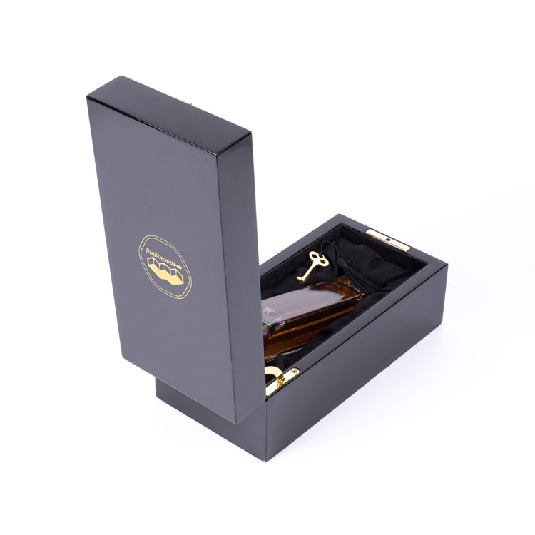 مفصلات ذهبية أنيقة وصندوق عطر خشبي بقفل
