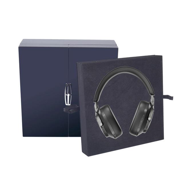 علبة هدايا خشبية تحمل شعارًا فضيًا ومطلية بباب مزدوج