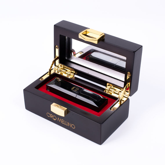 صناديق خشبية وخيزر