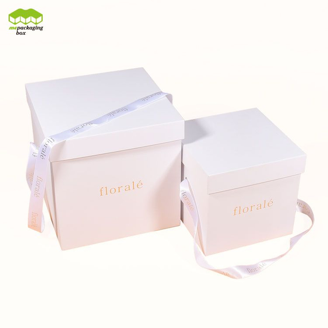 شريط بسيط يعالج صندوق هدايا ورقي للزهور