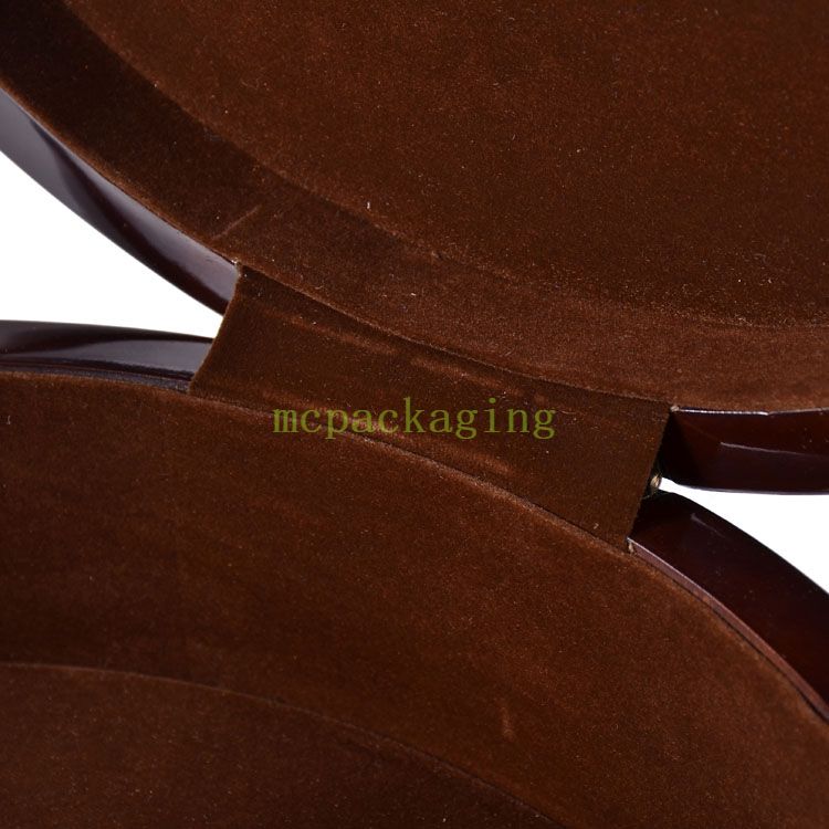 KSA Jeddah Season Moon Shape Wood Chocolate Dates GFT Display في دبي