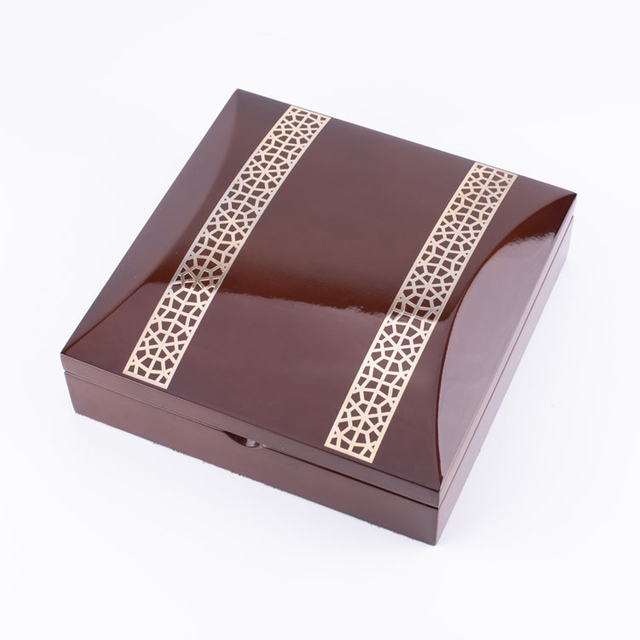 صندوق خشبي من النخيل الذهبي الشهير في المملكة العربية السعودية