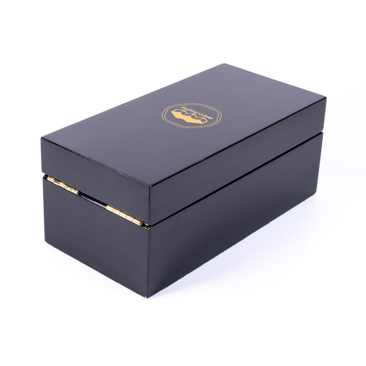 مفصلات ذهبية أنيقة وصندوق عطر خشبي بقفل