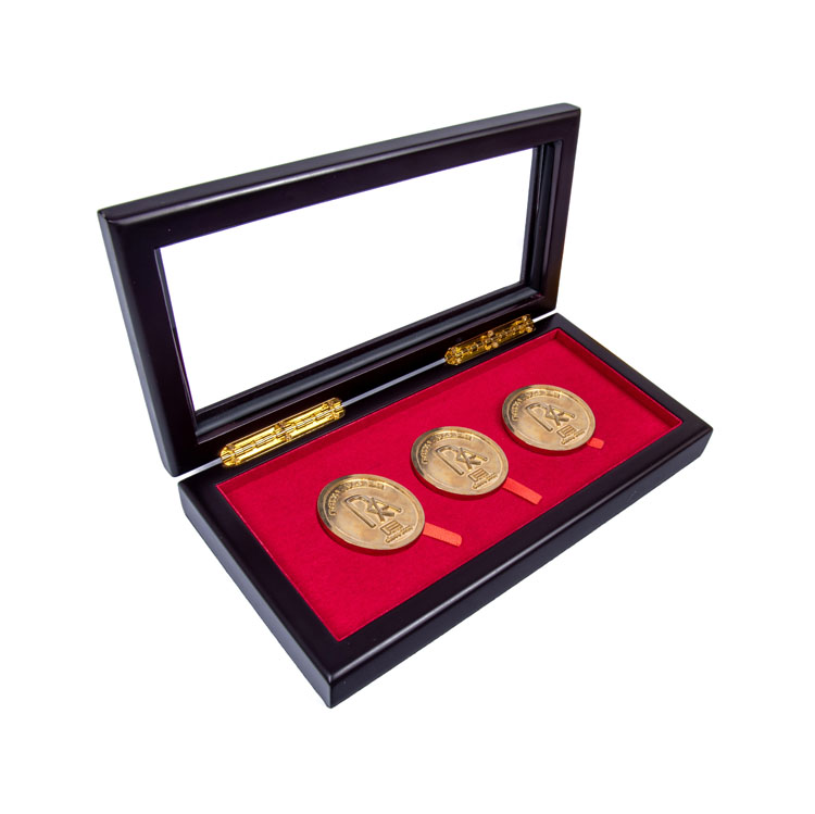 Luxury Custom Logo 3 Slots Collection Coins Wood Box Box Souvenir MDF Wooden Silver Coin Box لعرض Woodbox