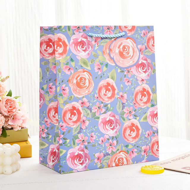 أكياس ورقية بنية اللون الأبيض مع شعارك الخاص ، وحقيبة التسوق الورقية مع شعار ، ورقة كرافت أكياس الورق المخصصة مع مقابض