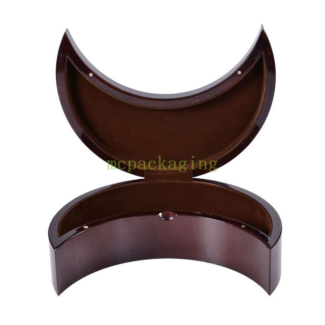 KSA Jeddah Season Moon Shape Wood Chocolate Dates GFT Display في دبي