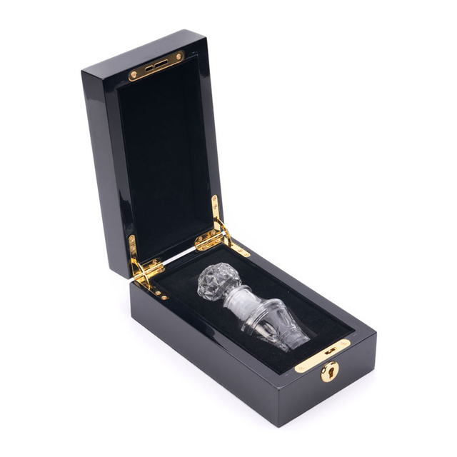 الشعار المعدني الذهبي مضمن في تعبئة صناديق خشبية