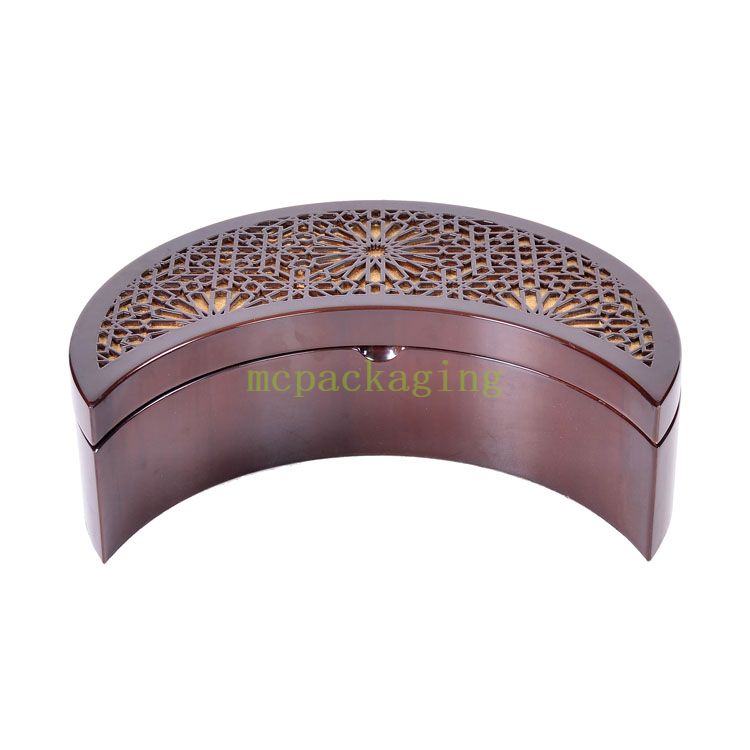 KSA Jeddah Season Moon Shape Wood Chocolate Dates GFT Display في دبي