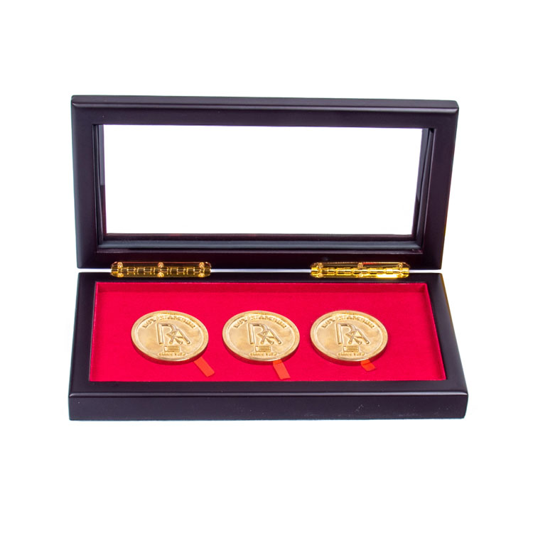Luxury Custom Logo 3 Slots Collection Coins Wood Box Box Souvenir MDF Wooden Silver Coin Box لعرض Woodbox
